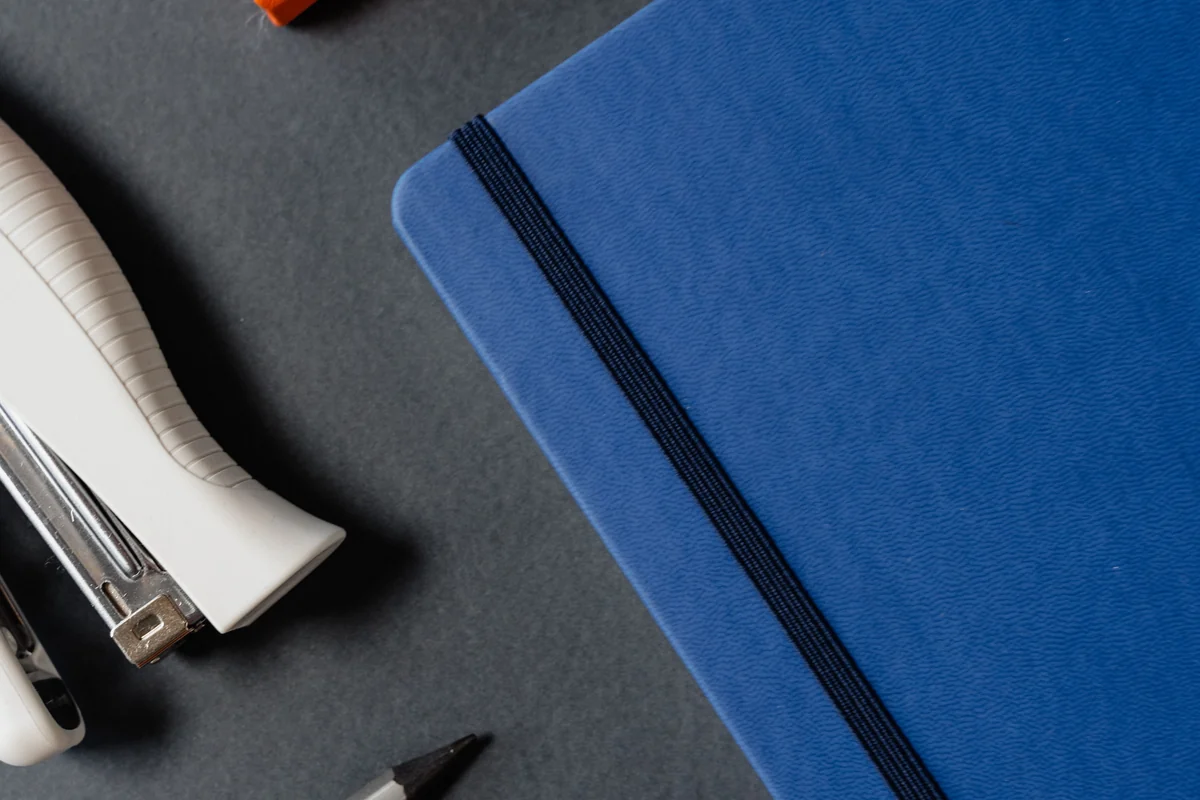 Cuadernos, bolígrafos y accesorios de escritura para oficina
